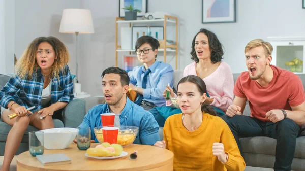 At Home Diverse Group of Friends Doing Collective Selfie, Guy Holds Smartphone People Smile, Laugh and do Duck Lips.Young People Doing Live Stream of the Home Party. — Stock Photo, Image