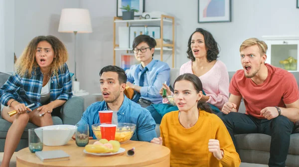 En casa Diverso grupo de amigos que hacen autofoto colectiva, Guy sostiene a la gente del teléfono inteligente sonríe, ríe y haz labios de pato. . — Foto de Stock