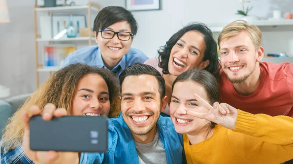 Thuis diverse groep vrienden doen Collectieve Selfie, Guy houdt Smartphone Mensen glimlachen, Lach en doe Duck Lips.Young mensen doen Live Stream van de Home Party. — Stockfoto