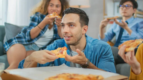 Ev Çeşitli Grup Arkadaşları 'nda birlikte televizyon izliyorlar. Lezzetli Pasta Yiyen Adam 'ın Portresi. Erkekler ve Kızlar Komedi Dizisi ya da Film İzliyor, Gülüyor ve Birlikte Eğleniyor.