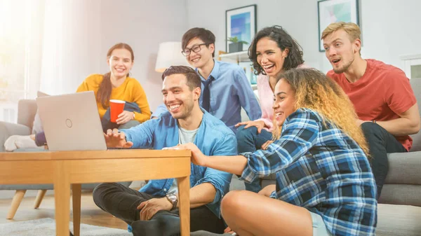 Grupo Diverso de Amigos Usar Laptop na Sala de estar. Happy Beautiful Girls and Guys Fazendo transmissão ao vivo. Eles se divertem e riem. Quarto aconchegante com lanches e bebidas — Fotografia de Stock