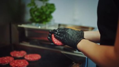 Bir Et Patty 'nin Izgarada Hazırlanışının Lezzetli Yakın Çekimi. Taze Biftek Sıcak Benzin veya Elektrikli Izgara Üzerine Koyuluyor. Aşçı Taze Kıyma 'dan Burger için bir Patty yapıyor..