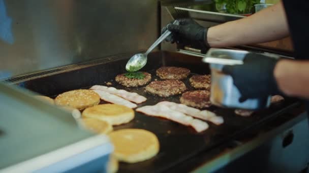 Ízletes felvételek egy húspástétomról, amit egy grillezőn készítenek. A friss darált marhahúst forró gázzal vagy elektromos grillel grillezik. A Cook házi készítésű zöld pesto szószt ad Patty-nek a darált húsból készült burgerhez.. — Stock videók