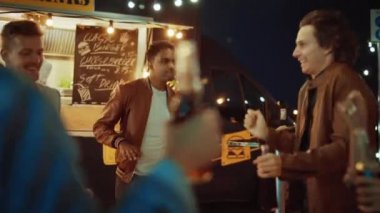 Bir grup arkadaş, Sokak Yemekleri Kafesi 'nin dışında parti veriyor. Dans edip Moda Müziğine Gidiyorlar. Modern Havalı Mahallede Akşam Vakti. Herkes mutlu ve neşeli..