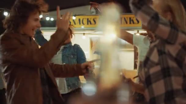 Grupo de amigos estão dando uma festa fora de uma rua Food Burger Café. Eles dançam e mudam para a música da moda. É noite em um bairro fresco moderno. Todos são felizes e cheios de alegria . — Vídeo de Stock