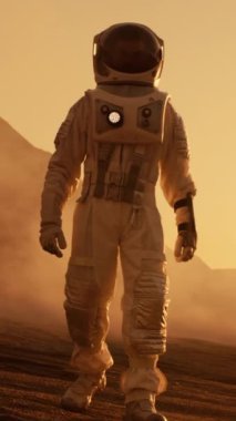 Mars Gezisi 'nde Astronot Yürüyüşü. Arkaplanda. Üs / Araştırma İstasyonu 'nda. Mars 'a İlk İnsanlı Görev. Dikey Ekran Yönelimli Video Görüntüsü 9: 16