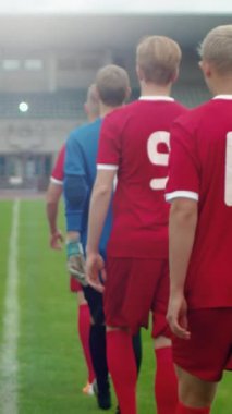 İki Profesyonel Futbol Takımı Futbol Sahasında Yürüyor, Yarışma Maçı Başlatmaya Hazır. Dikey Ekran Yönelimli Video Görüntüsü