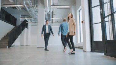 Emlakçı Yeni Boş Ofis 'te Genç Erkeği ve Kadını Karşılıyor. Girişimciler Komisyoncuyla bir tabletle buluştu ve satın almak veya kiralamak istedikleri tesisi tartıştılar.