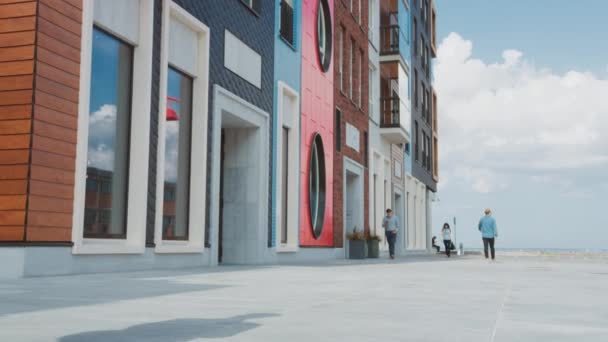 Zakenman in een pak die aan een elektrische scooter werkt. Modern Entrepreneur gebruikt hedendaags ecologisch transport om op een bureauvergadering te gaan. Outdoor landschap aan de zee. Trage beweging video. — Stockvideo