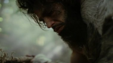 Hayvan Derisi Tutucu Taştan Mızraklı İlkel Mağara Adamı Etrafa Bakınıyor, Hayvan Avı Avında Tarih Öncesi Ormanı keşfediyor. Neanderthal Ormanda Avlanmaya Gidiyor