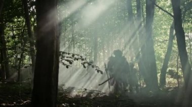 Hayvan Derisi Tutma Taşı Taşı Giyen Avcı-Toplayıcılar kabilesi Hayvan Avı Avında Tarih Öncesi Ormanı Keşfeder. Ormanda Neandertal Aile Avı ya da Daha İyi Topraklar İçin Göç