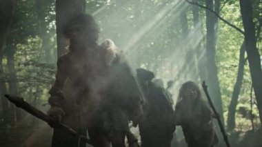 Hayvan Derisi Tutma Taşı Taşı Giyen Avcı-Toplayıcılar kabilesi Hayvan Avı Avında Tarih Öncesi Ormanı Keşfeder. Ormanda Neandertal Aile Avı ya da Daha İyi Topraklar İçin Göç