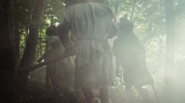 Hayvan Derisi Tutma Taşı Taşı Giyen Avcı-Toplayıcılar kabilesi Hayvan Avı Avında Tarih Öncesi Ormanı Keşfeder. Ormanda Neandertal Aile Avı ya da Daha İyi Topraklar İçin Göç