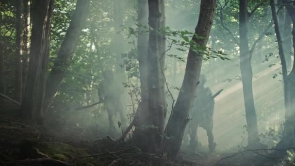 Tribe of Hunter-Gatherers Usando herramientas de punta de piedra para sujetar la piel de animales, explore el bosque prehistórico en una búsqueda de presas animales. Caza familiar neandertal en la selva o migración por una mejor tierra — Vídeo de stock