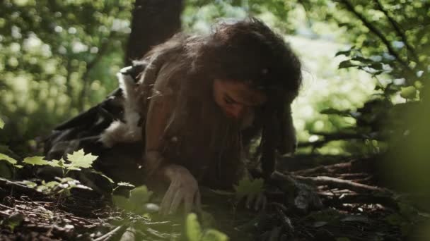 La mujer de la cueva prehistórica Hunter-Gatherer busca frutos secos y bayas en el bosque. Mujer Neandertal Primitiva Encontrando Alimentos en el Bosque Soleado — Vídeos de Stock