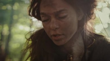 Prehistorik Mağara Kadın Handles Hayvan Derileri, Kürkler ve Gizler. İlkel Neandertal Kadın Yaşam Tarzı Hayatta, Mağara Chores ve Ev İş yapma