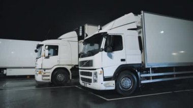 Gece Otoparkında Kargo Karavanı Süren Beyaz Yarı Kamyonlar. Sürücüler Gece Yarısı Otoparkında Dinleniyor. Yay Vuruşu