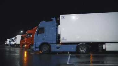Gece Yarısı Otoparkı 'nda Kargo Karavanı Sürüşlü Yarı Kamyonlar Hattı. Sürücüler Gece Yarısı Otoparkında Dinleniyor. Çekim Çekimi