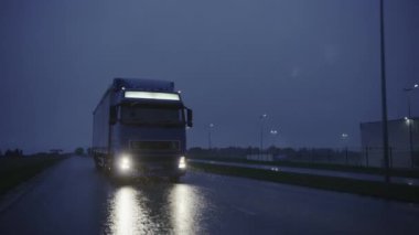 Kargo Karavanı Kargo Yolunda Yolculuk Malzemeleriyle dolu Uzun Yarı-Kamyon. Sabahın köründe kıta boyunca yağmur, sis, kar. Endüstriyel Depo Bölgesi. Yavaş Çekim Sonrası Önde