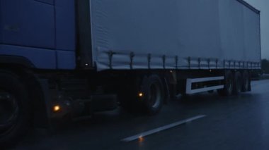 Kargo Karavanıyla Kargo Yolunda Yolculuk Yapan Uzun Yol Yarı Kamyonu. Sabahın erken saatlerinde kıta boyunca yağmur ve siste araba sürüyorum. Endüstriyel Depo Bölgesi. Ön Çekim Kamerası Görüntüsü