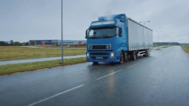 Kargo Karavanıyla Kargo Yolunda Yolculuk Yapan Uzun Yol Yarı Kamyonu. Gündüz Kıtayı Yağmurdan Geçerek Geçmek. Endüstriyel Depo Bölgesi. Ön Görünüm Sonraki Çekim