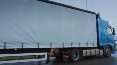 Kargo Karavanıyla Kargo Yolunda Yolculuk Yapan Uzun Yol Yarı Kamyonu. Gündüz Kıtada Yağmurda Yolculuk, Sis. Endüstriyel Depo Bölgesi. Aktif Yay Vuruşu