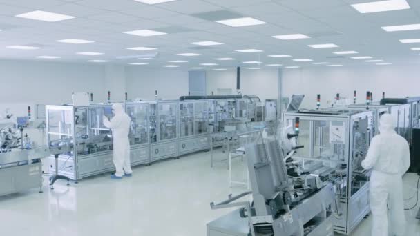 无菌高精密制造实验室 在此实验室 科学家们在保护罩上打开麦纳林 使用计算机和显微镜 从事制药 生物技术和半导体研究 — 图库视频影像