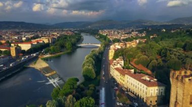Hava Aracı Görünümü: Şafak vakti, tarihi ve kültürel açıdan zengin İtalyan Kasabası. Ormanla çevrili güzel eski şehir ve Orta Yol 'da akan nehir.