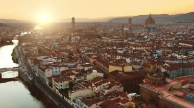 Hava Aracı Görünümü: Güneşli bir günde tarihi ve kültürel açıdan zengin İtalyan Kasabası. Ortaçağ kiliseleri ve katedralleri olan güzel eski şehir. Nehir şehrin içinden akıyor.