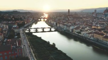 Hava Aracı Görünümü: Güneşli bir günde tarihi ve kültürel açıdan zengin İtalyan Kasabası. Ortaçağ kiliseleri ve katedralleri olan güzel eski şehir. Nehir şehrin içinden akıyor.