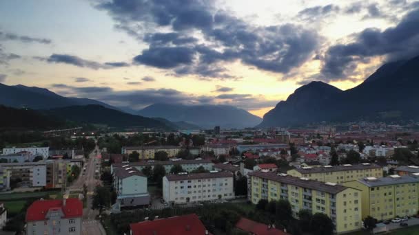 Veduta aerea del drone: Piccola e bella città italiana situata tra le montagne. Splendida alba Flyover colpo di una città — Video Stock
