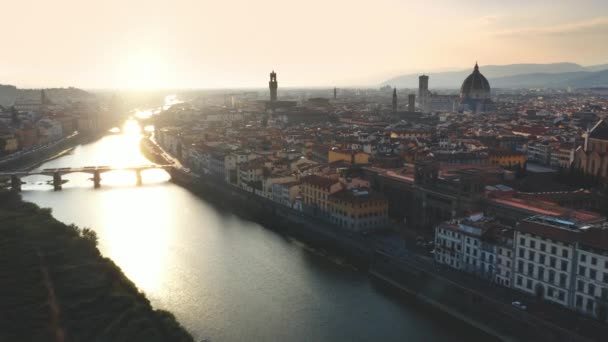 Vista aérea do drone: Cidade italiana pequena mas historicamente e culturalmente rica no nascer do sol. Cidade velha bonita com igrejas e catedrais medievais. Rio corre através da cidade — Vídeo de Stock