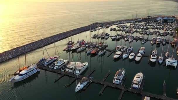 Luftdrone optagelser: Fly Over Marina Bay med lystbåde af forskellige størrelser. Luksus Yachts og fiskerbåde parkeret – Stock-video