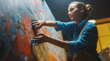 Yetenekli Yenilikçi Kadın Sanatçı, Renkli, Duygusal, Şehvetli Yağlıboya Yaratan Parmaklarını Kullanarak Büyük Tuvale Elleriyle Çiziyor. Çağdaş Ressam Oluşturma Soyut Modern Sanat