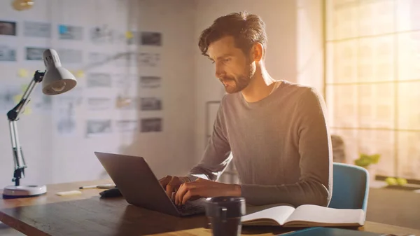 Professionele creatieve man zit aan zijn bureau in Home Office Studio Werken aan een laptop, geconcentreerde man met behulp van notebook computer. — Stockfoto