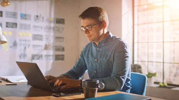 Profesjonalny Creative Man siedzi przy biurku w Home Office Studio Pracując na laptopie. Człowiek pracujący z danymi i analizujący statystyki. — Zdjęcie stockowe