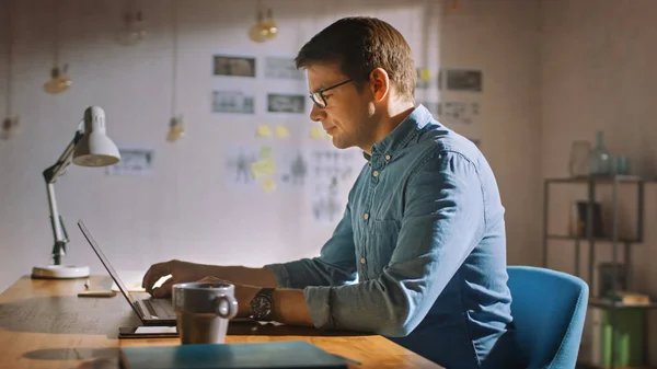 Professionelle kreative Mann sitzt an seinem Schreibtisch im Homeoffice-Studio und arbeitet an einem Laptop. Mann, der mit Daten arbeitet und Statistiken analysiert. — Stockfoto