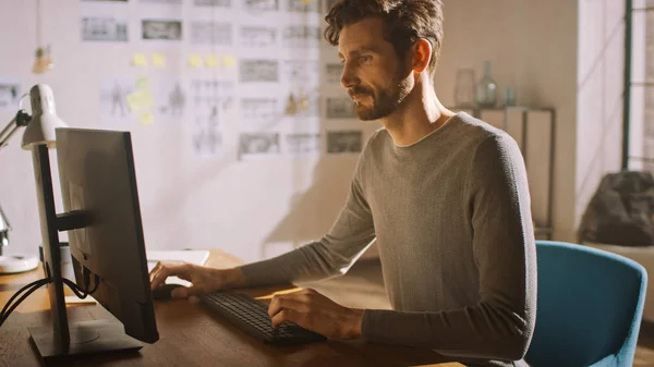 Professionele creatieve man zit aan zijn bureau in Home Office Studio Werken aan een laptop. Mens werkt met Data en Analyse Statistieken. — Stockfoto