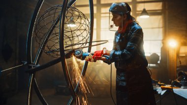 Yetenekli Gelişen Kadın Sanatçı, Şimdiki Anı Yansıtan Soyut, Acımasız Metal Bir Heykel Yaparken Bir Disk Öğütücü Kullanır. Modern Çelik Sanatı Yaratan Güzel Erkek Fatma Üreticisi.