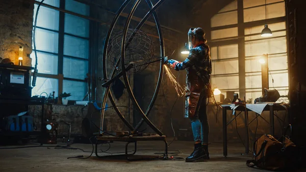 Beautiful Female Artist Uses an Angle Grinder to Make Brutal Metal Sculpture in Studio. Tomboy Girl Polishes Metal Tube with Sparks Flying Off It. Contemporary Fabricator Creating Abstract Steel Art. — Stock Photo, Image