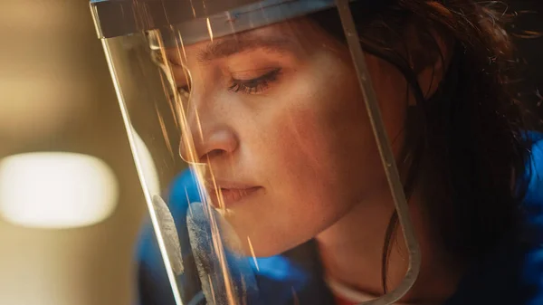 Close Up Portrait of Beautiful Female Fabricator in Safety Mask. She is Grinding a Metal Object. Empowering Natural Beauty Working in a Workshop. — Stock Photo, Image