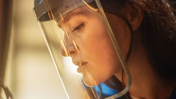 Primer plano Retrato de hermosa mujer fabricadora en máscara de seguridad. Ella está moliendo un objeto de metal. Empoderar a la belleza natural Trabajar en un taller . — Foto de Stock