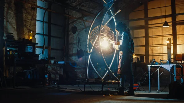 Talented Innovative Tomboy Female Artist in a Checkered Shirt is Welding an Abstract, Brutal and Expressive Metal Sculpture in a Workshop. Contemporary Fabricator Creating Modern Steel Art. — Stock Photo, Image