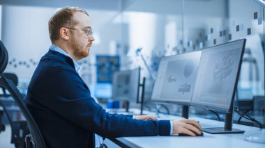 Kişisel Bilgisayar 'da çalışan Ağır Sanayi Mühendisinin Çekimi, Yeni Nesil Elektrik Motoru' nu gösteren CAD Yazılımını gösteriyor. Yüksek teknoloji CNC Makineli Endüstriyel Fabrika