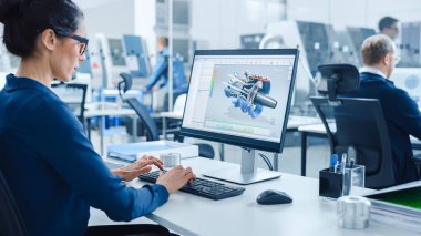 Endüstriyel kadın mühendis, bir kişisel bilgisayar üzerinde çalışıyor, ekranda CAD yazılımının 3 boyutlu motor prototipini gösteriyor. Profesyonel İşçi Yüksek Teknoloji Makineleri ile Meşgul Fabrikası