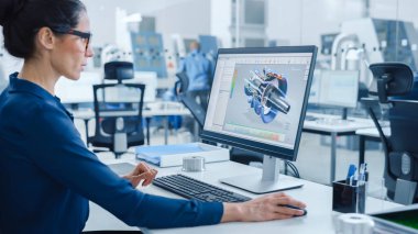 Endüstriyel kadın mühendis, bir kişisel bilgisayar üzerinde çalışıyor, ekranda CAD yazılımının 3 boyutlu motor prototipini gösteriyor. Profesyonel İşçi Yüksek Teknoloji Makineleri ile Meşgul Fabrikası