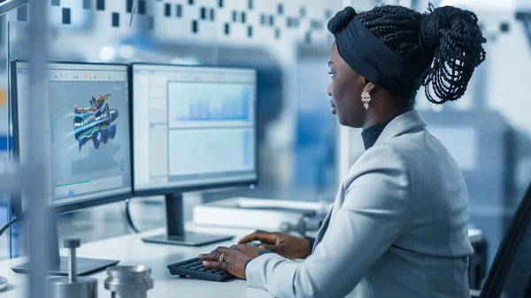 Hermosa ingeniera femenina Trabajando en la computadora personal en la fábrica industrial de alta tecnología, utiliza el software CAD que diseña la turbina 3D. Oficina de fábrica industrial moderna de alta tecnología . — Foto de Stock