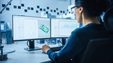 Modern Elektronik Fabrikası: CAD Yazılım ile Kadın Elektrik Mühendisi Bilgisayar Çalışıyor. PCB, Mikroçipler, Yarı iletkenler ve Telekomünikasyon Ekipmanları Geliştiriliyor