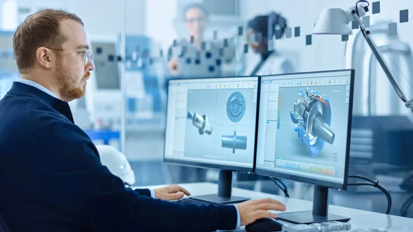 Ingegnere dell'industria pesante Lavorando su personal computer, Screen mostra software CAD con prototipo 3D di motore a emissioni zero. Fabbrica industriale con macchinari CNC ad alta tecnologia . — Foto Stock