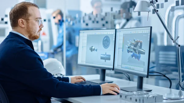 Ingegnere dell'industria pesante Lavorando su personal computer, Screen mostra software CAD con prototipo 3D di motore a emissioni zero. Fabbrica industriale con macchinari CNC ad alta tecnologia . — Foto Stock